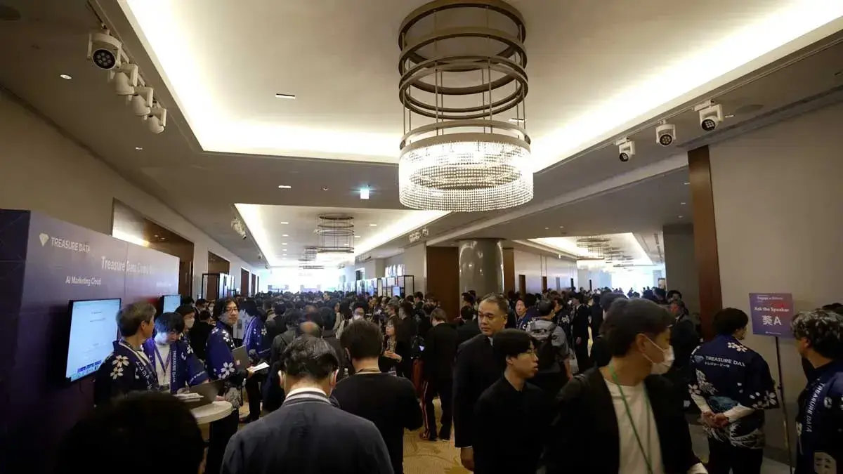 Connected World 2025 会場内の来場者